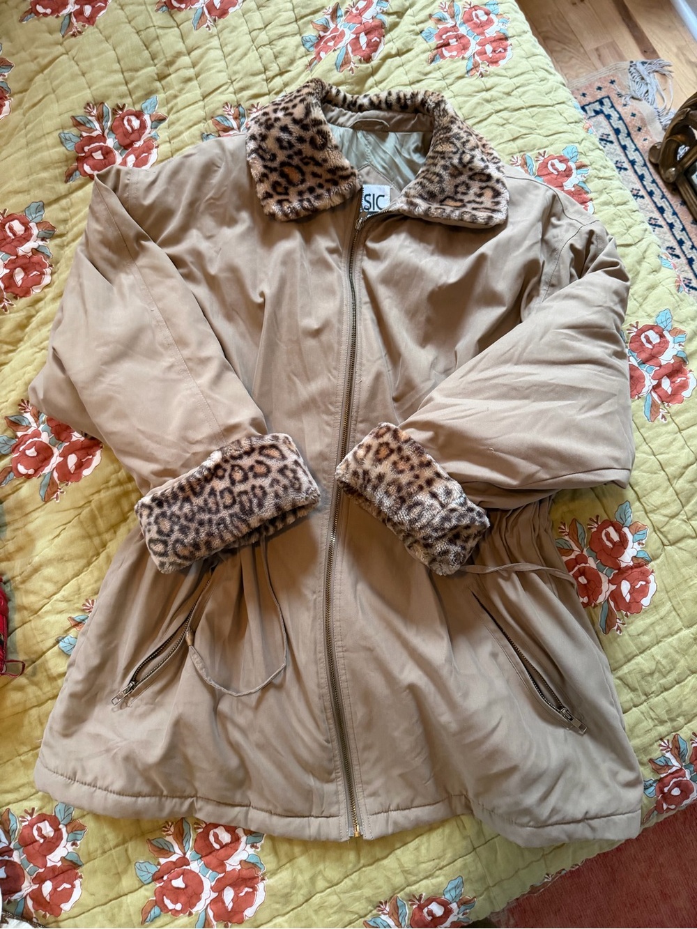 INCREDIBLE Vintage Tan Cinched Coat with Leopard Faux-Fur Trim